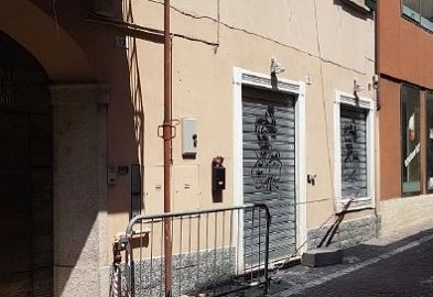 Castelletto: camion si porta via un balcone
