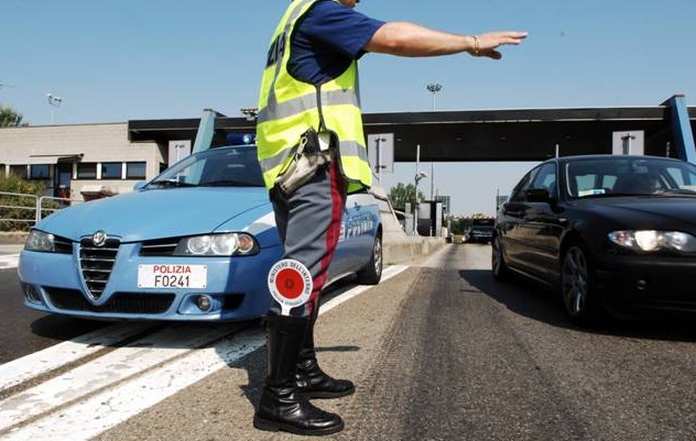 Ciclista ferito da un’auto che usciva dal parcheggio