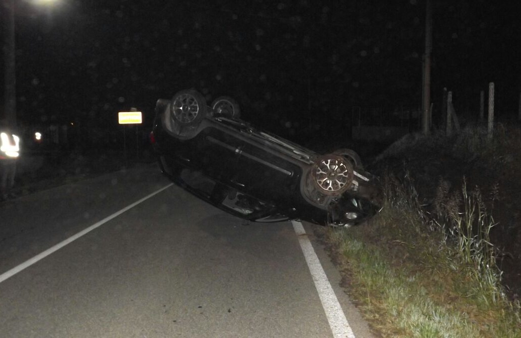 Comignago: auto si ribalta