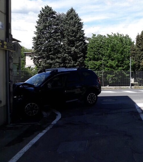 Cureggio: auto sbanda e finisce contro un muro