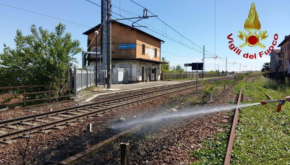 Dormelletto: sterpaglie prendono fuoco sulla ferrovia
