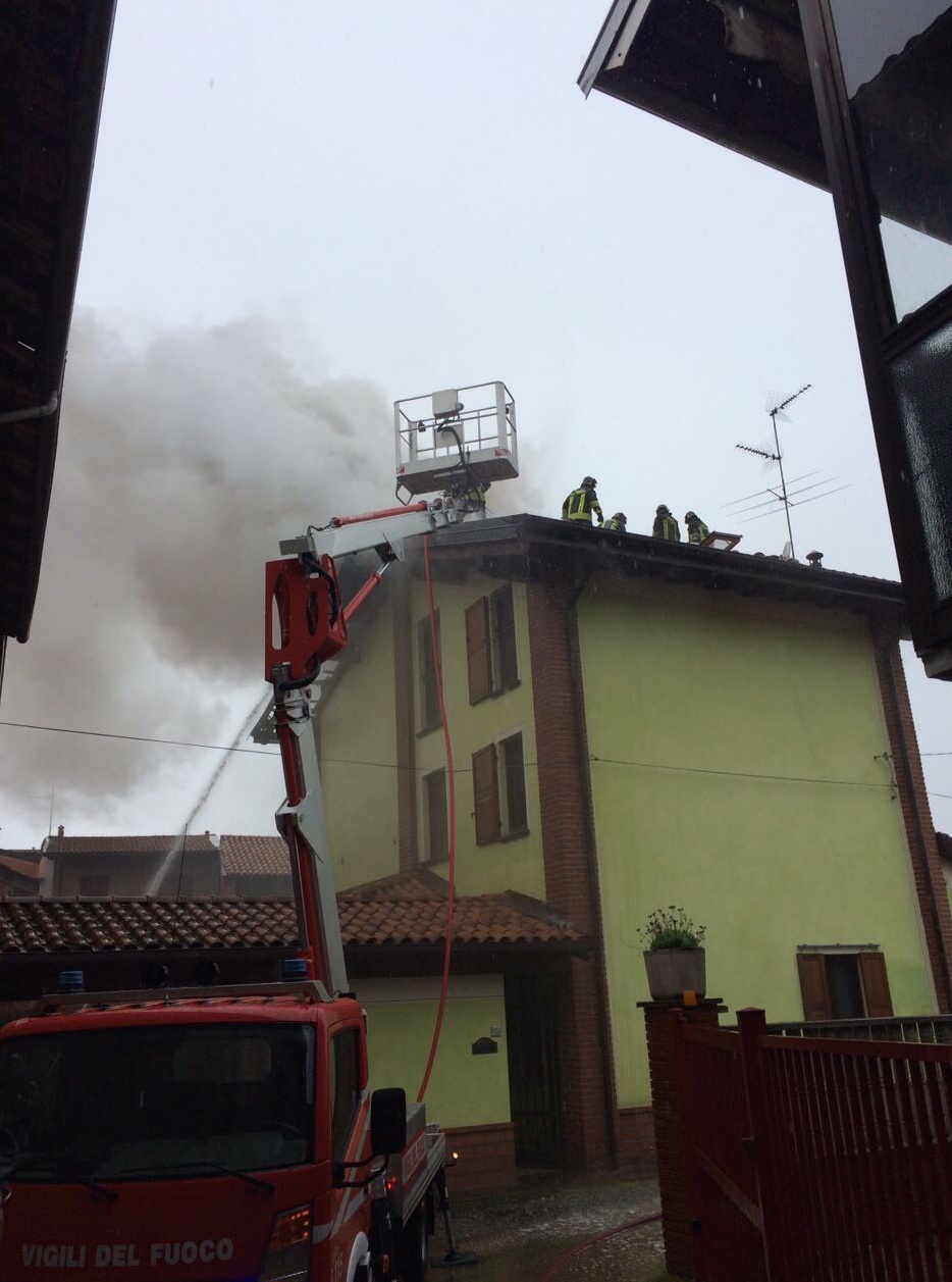 Fara: tetto distrutto dalle fiamme