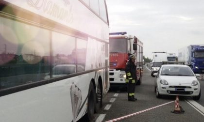 Fiamme da un bus con a bordo 60 bambini