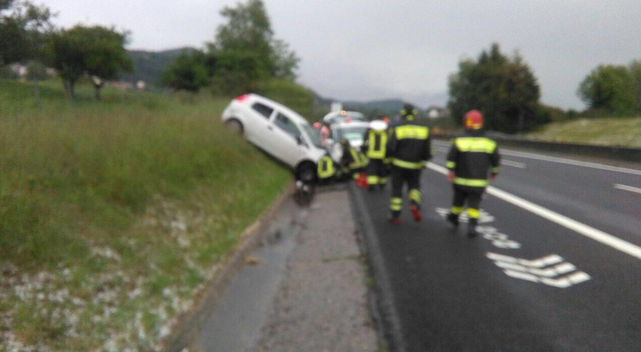 Incidente in autostrada: l’intervento dei pompieri