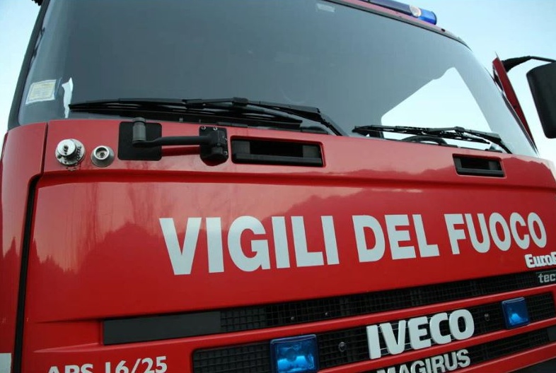 Incendio campo nomadi a Carpignano: a fuoco due casette