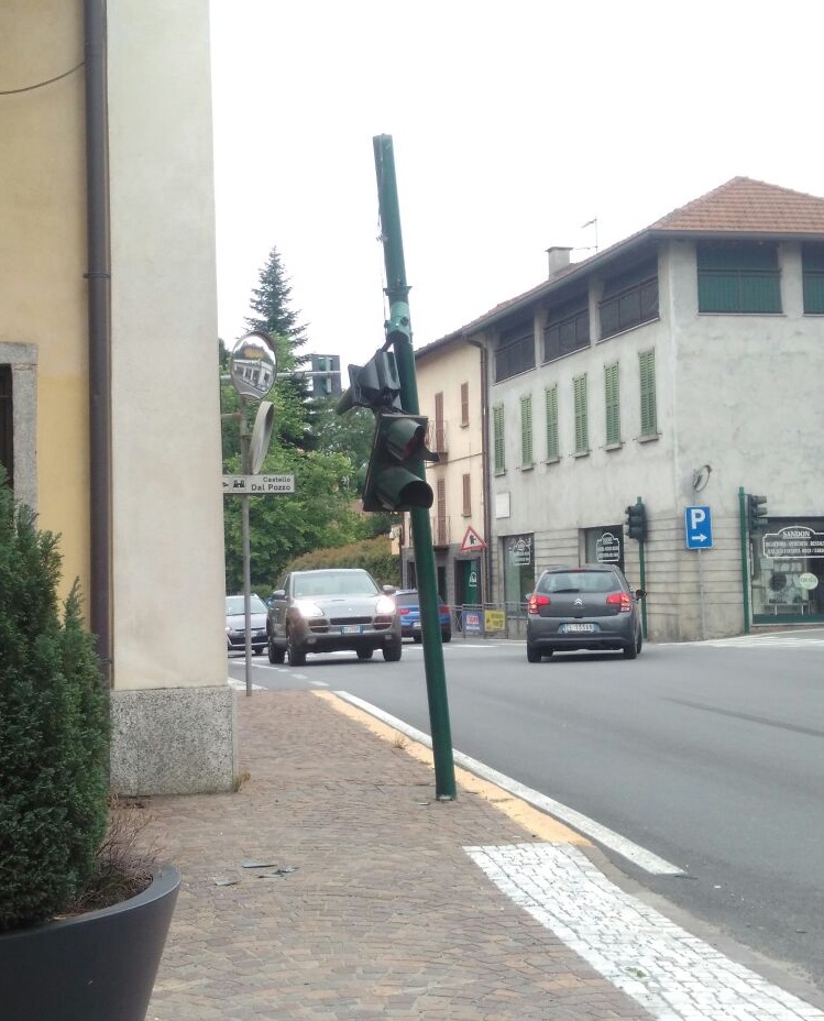 Oleggio Castello: un camion abbatte il semaforo all’incrocio