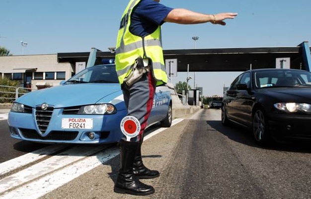 Paruzzaro: la stradale sospende una patente per guida in stato di ebbrezza