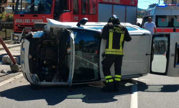 Pensionato urta un lampione e l’auto si ribalta