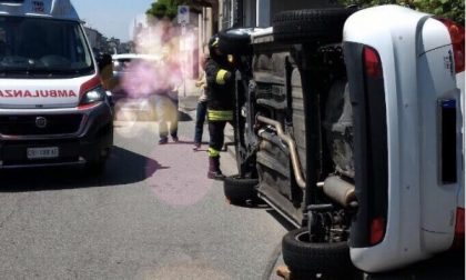 Scontro fra due auto: una si ribalta