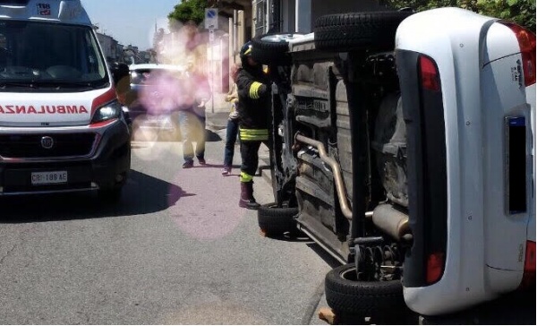 Scontro fra due auto: una si ribalta