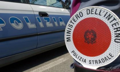 Viaggia con un bimbo di 8 anni in piedi fra le ceste del pane