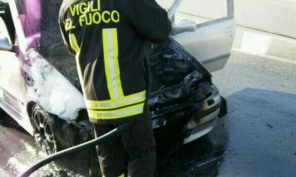 Auto in fiamme a Galliate