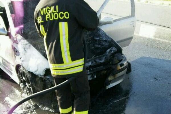 Auto in fiamme a Galliate