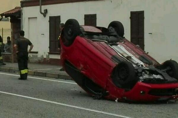 Auto si ribalta su corso Risorgimento