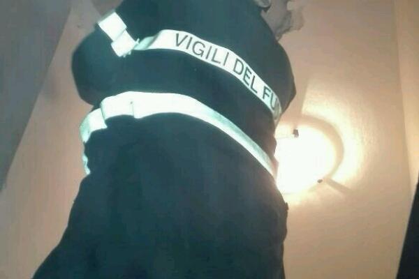 Cade dell’intonaco in una casa di Cameri: intervento dei vigili del fuoco