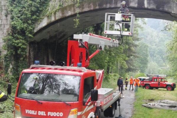 Controllo al ponte ferroviario di via Vernome a Castelletto Ticino