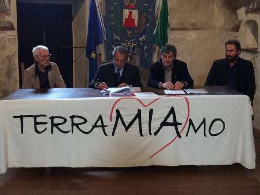 Cordata di gente comune compra terre “da salvare”