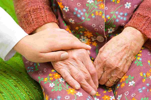 Famiglie e anziani in difficoltà: l’aiuto per sostenersi arriva dalla cohousing