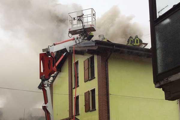 Fiamme da un’abitazione a Fara