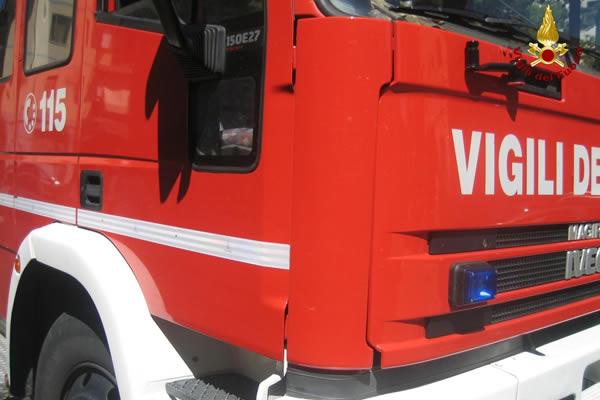 Fiamme da un vano scale a Castelletto Ticino