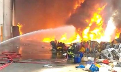 Incendio a Parona: le fiamme spente in serata