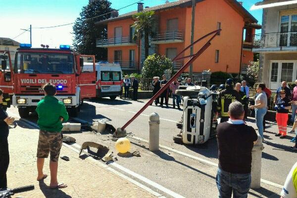 Incidente a S. Maurizio: auto finisce contro un palo e si ribalta