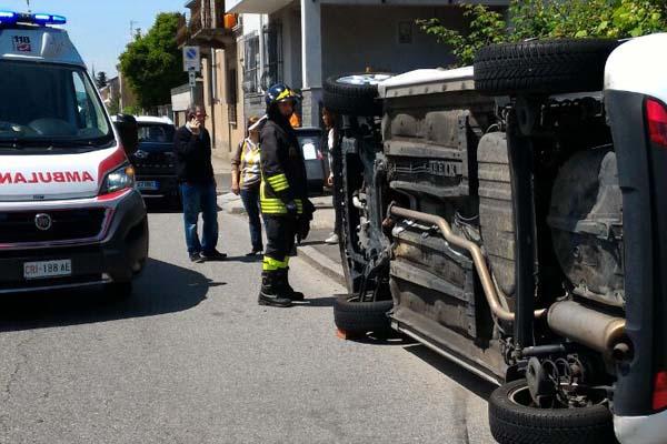 Incidente in corso Milano: un’auto si ribalta