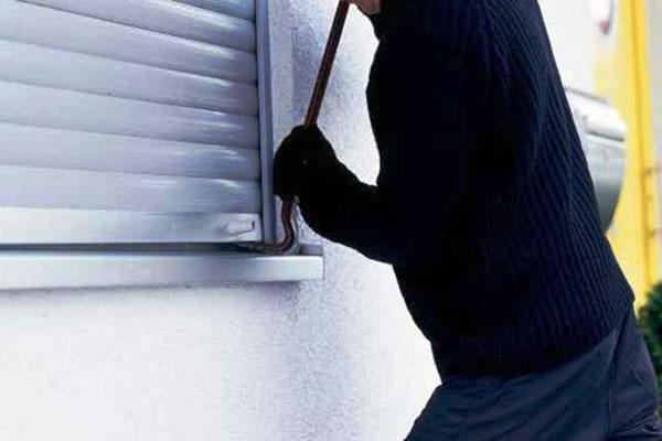 Trova il ladro in casa, 22enne aggredito