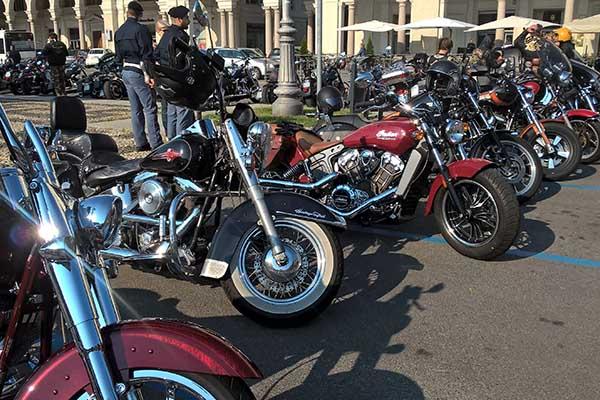Piazza Martiri gremita da Harley domenica mattina per il motoraduno Nrb