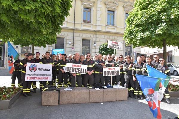 Protesta dei Vigili del fuoco davanti alla Prefettura