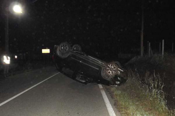 Si ribalta con la sua Fiat 500