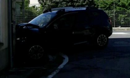 Si schianta contro un muro a Cureggio