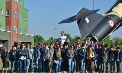 Studenti in visita alla base militare di Cameri