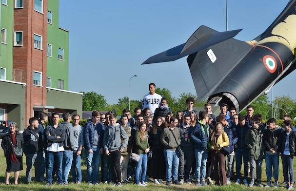 Studenti in visita alla base militare di Cameri