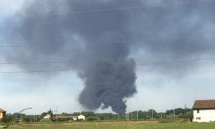 Vasto incendio a Parona: alta colonna di fumo vista anche nel Novarese