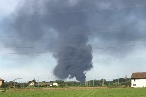 Vasto incendio a Parona: alta colonna di fumo vista anche nel Novarese