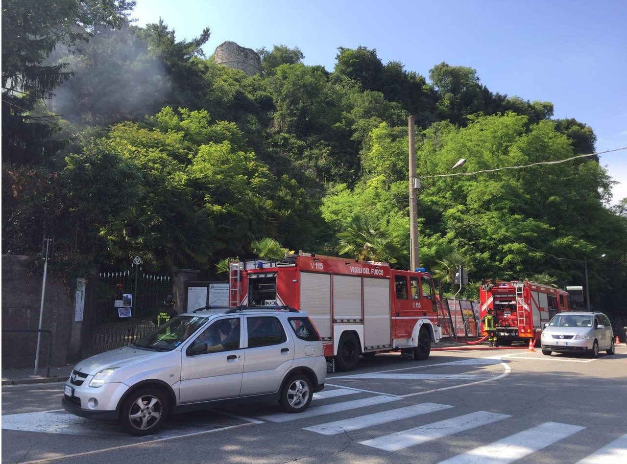 Arona: incendio nel parco della Rocca