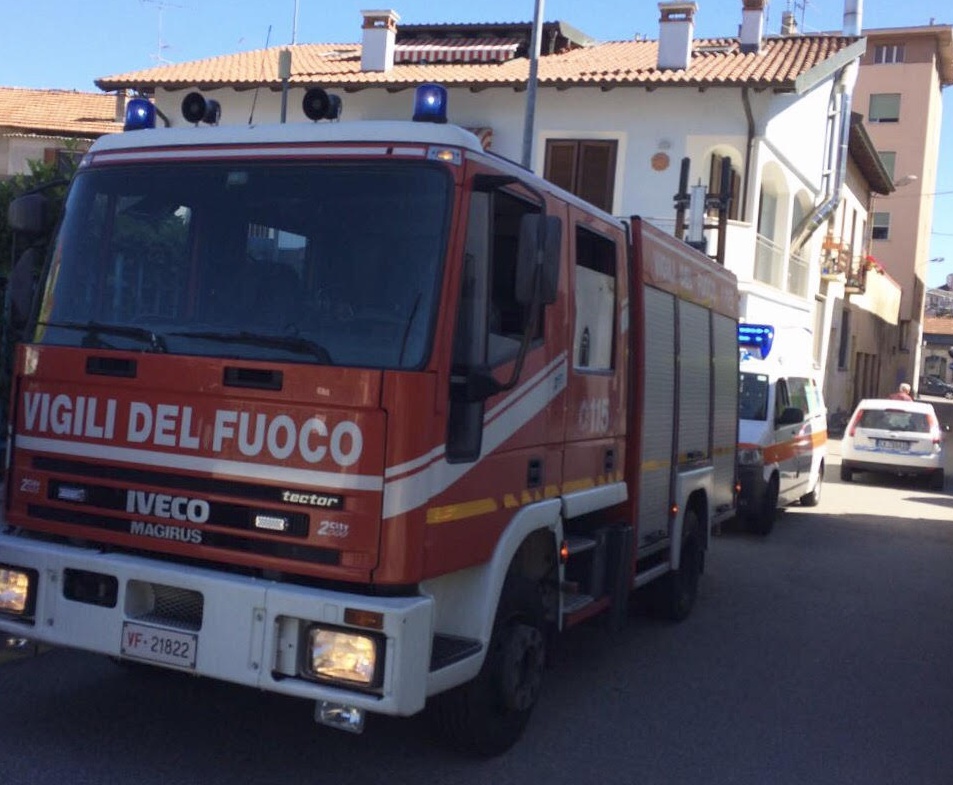 Arona: si sente male in casa, intervengono i pompieri passando dal balcone