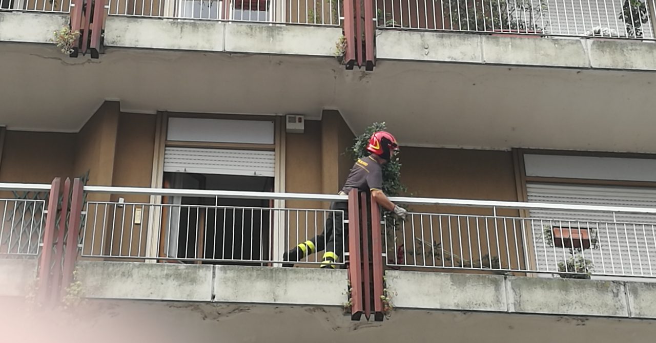Arona: si sente male in casa, l’intervento dei pompieri