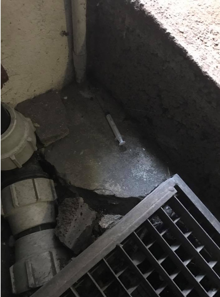 Arona: siringhe e topi in centro