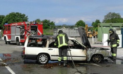 Auto a gpl in fiamme nell'isola ecologica