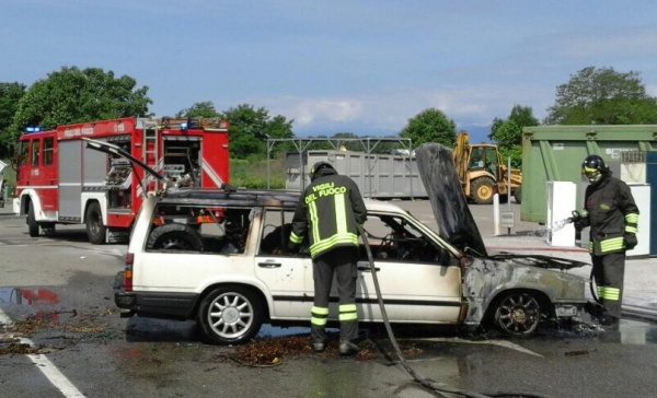 Auto a gpl in fiamme nell’isola ecologica