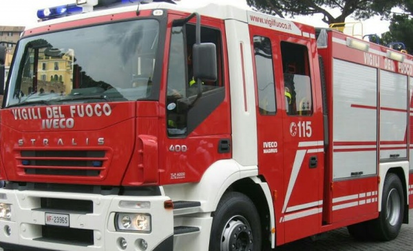 Bimbo chiuso in auto nel parcheggio del supermercato