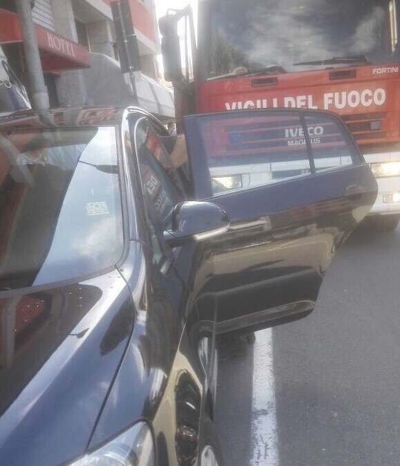 Borgomanero: pompieri liberano bimba di 15 mesi rimasta chiusa in auto