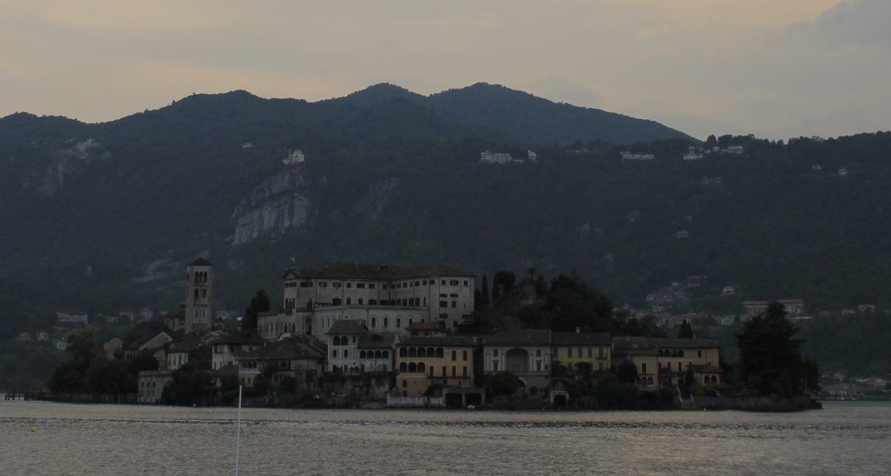 Cusio: si ribaltano con la barca, salvati dai barcaioli