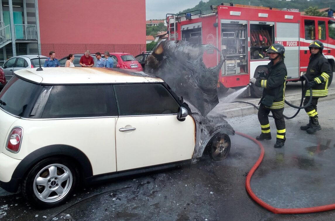 Gattinara: auto in fiamme in via Leonardo Da Vinci