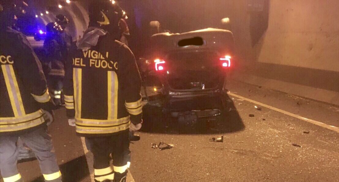 Grignasco: auto si ribalta in galleria