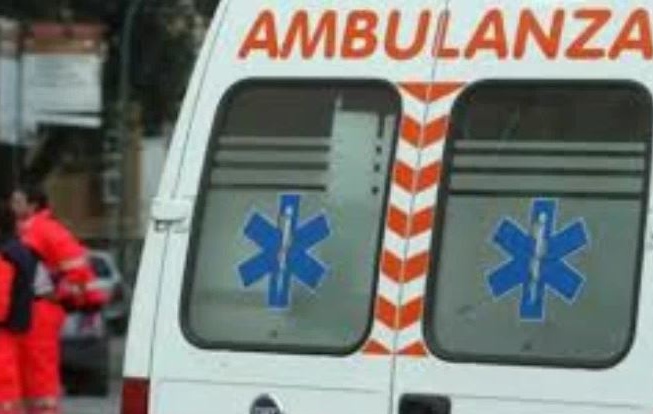 Meina: le scoppia una gomma e si ribalta in autostrada