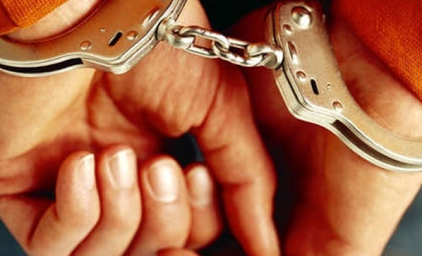 Minaccia moglie e figlio con una forbice