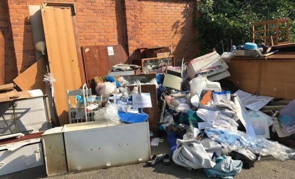 Muore la parente, gettano i suoi beni in strada